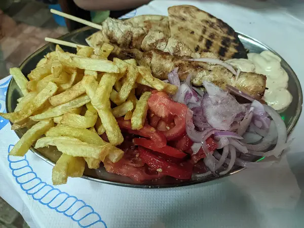 Menu for 2: mixed platter + mixed salad + fries + cola or beer